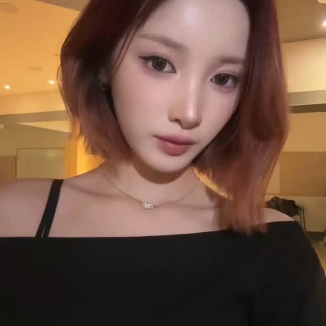 Instagram post by @purplekiss_official for Earth. Caption reads: 🫣(dc : @earth-e) #퍼플키스 #PURPLE_KISS #유키 #Yuki....