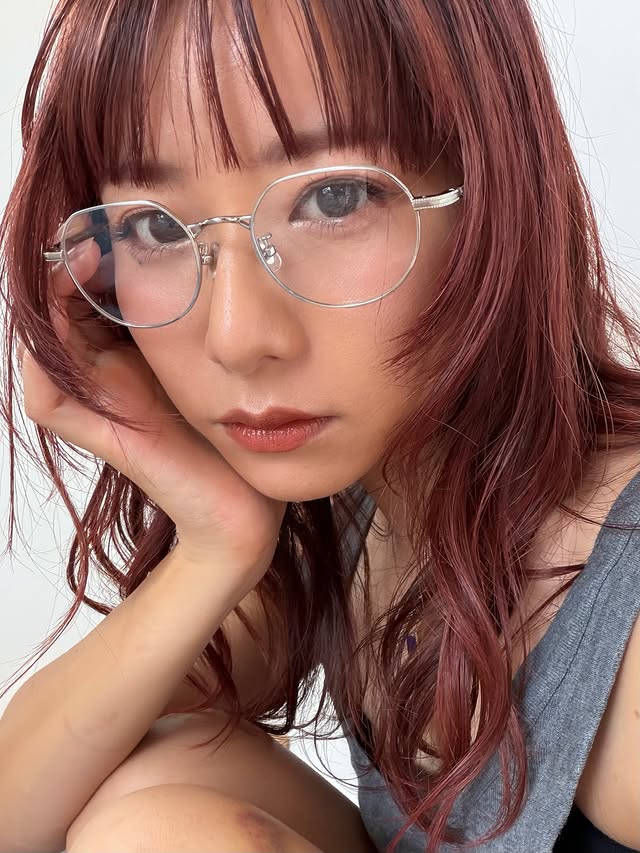 Instagram post by @aya_dream04 for Zoff. Caption reads: Zoff | Naoko Kuroishi CROWNPANTO METAL [...].