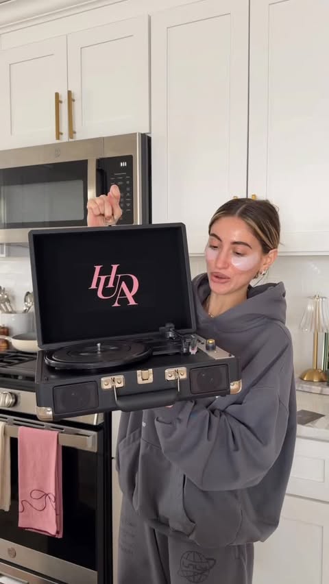 Instagram post by @samanthaarandazzo for Huda Beauty. Caption reads: I got a hand delivery from @hudabeauty 👀👀👀....