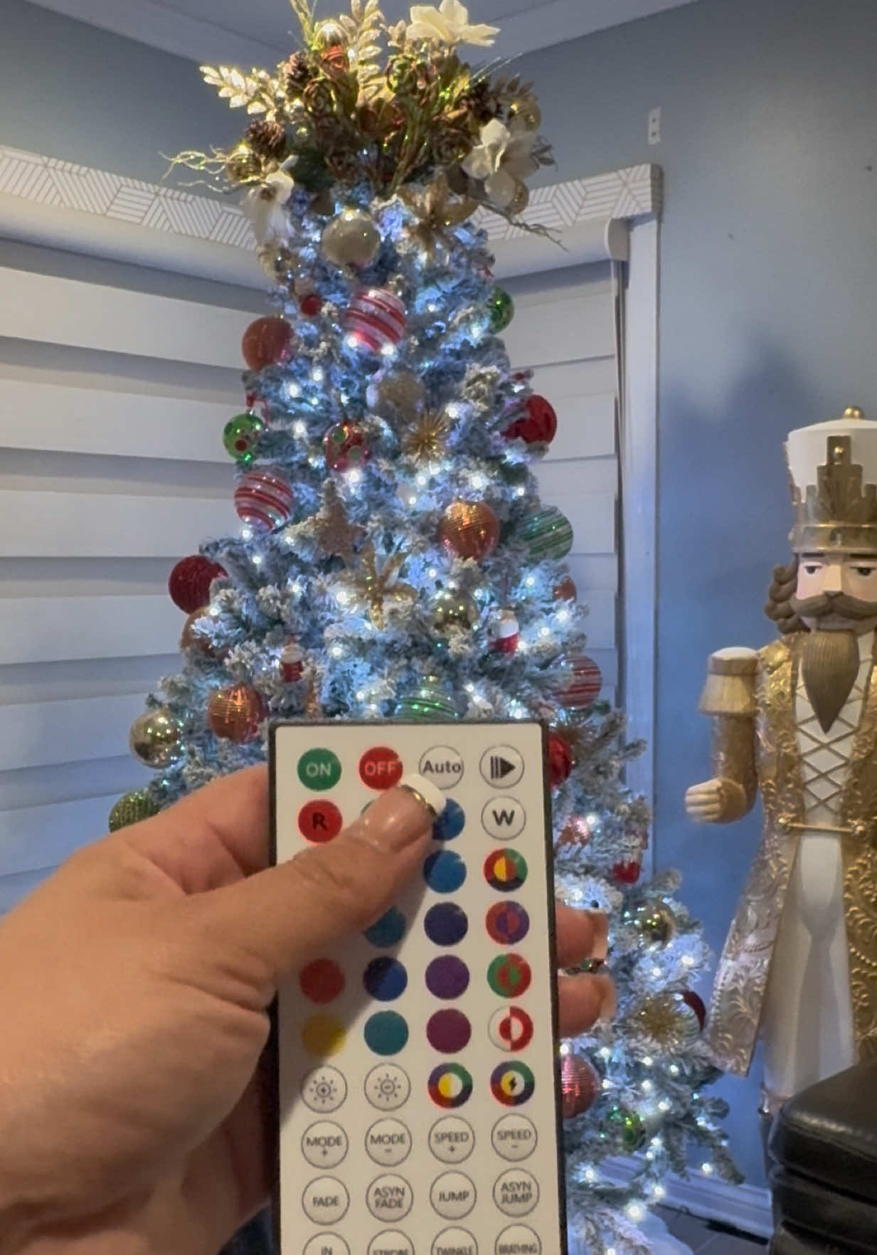 TikTok post by @aneluca_ for Shareconn. Caption reads: [...] #chrismastime #arboldenavidad @SHareconn....