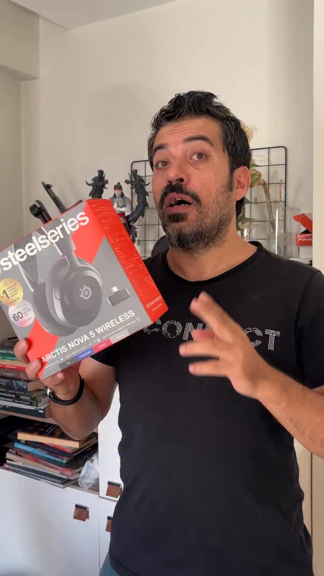 Instagram post by @pintipanda for SteelSeries. Caption reads: PC’de, telefonda, konsolda her yerde....