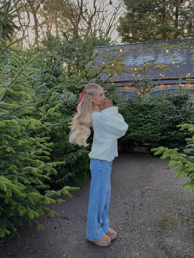 Instagram post by @hollyjai for Cliphair. Caption reads: 6 more sleeps!!🎅🏼✨🌲
@cliphairlimited adv. dc:....