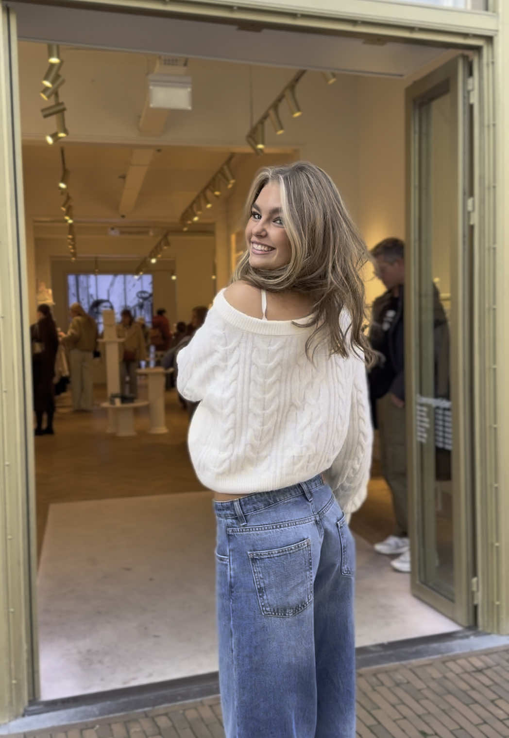 TikTok post by @ronja.rwx for Meet Me There. Caption reads: Come shop with me @meet me there 💕💕 #foryoupage....