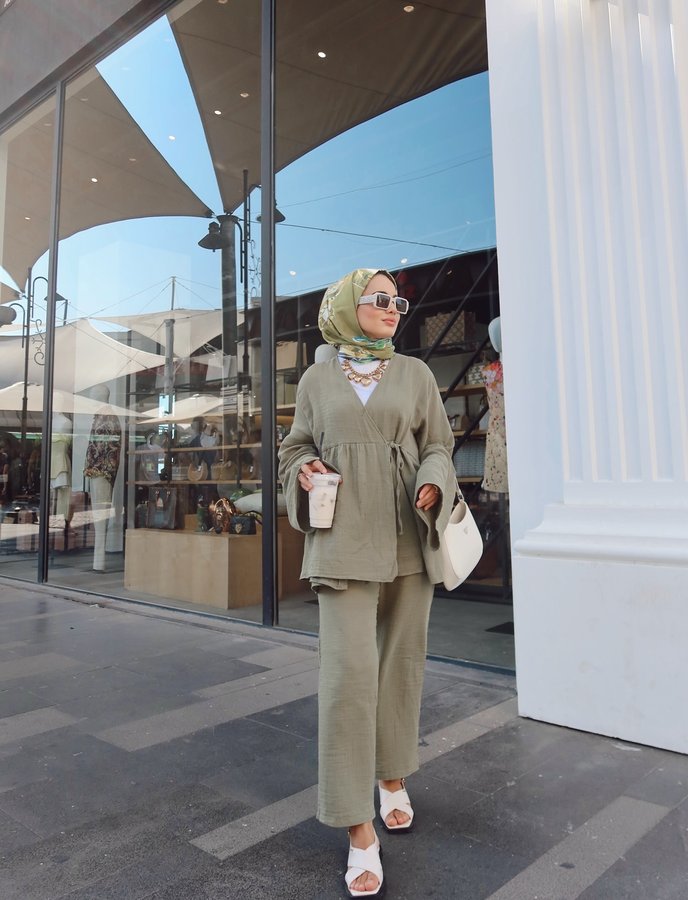 Instagram post by @mervenurakyuz for OZSARICAM. Caption reads: Bugünün modu budur ✨🙆🏻‍♀️

Takım @ozzsaricam....