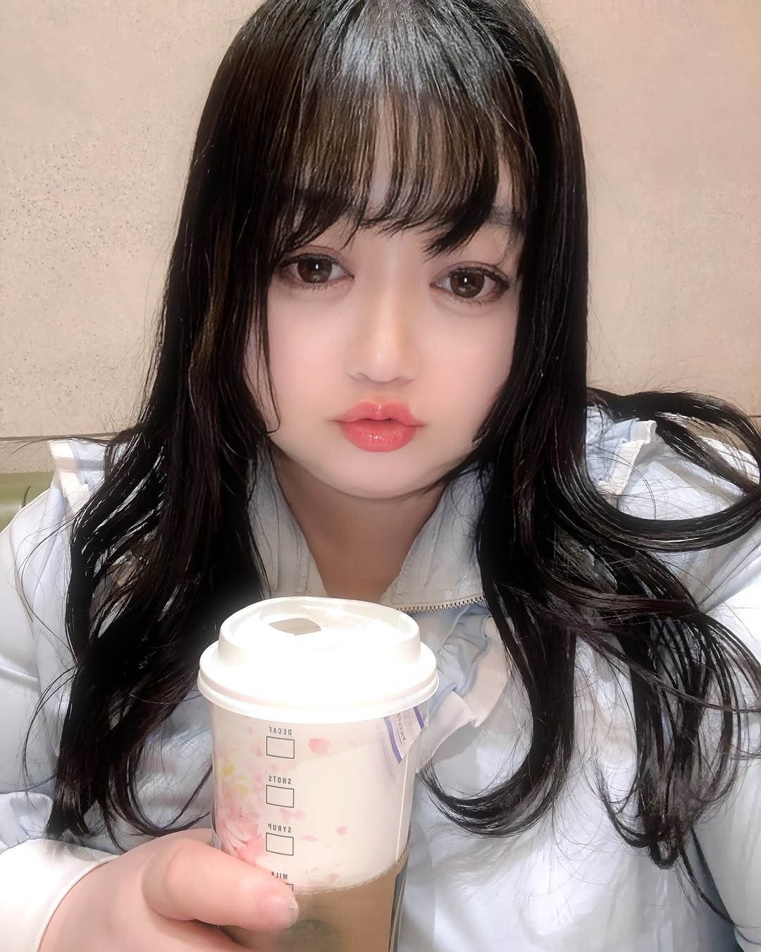 Instagram post by @emix_momoka for Dear Dahlia Japan. Caption reads: DEAR DAHLIAのスキンルミナスハイライターのブリスベージュ使ってみた૮₍´｡• ᵕ....