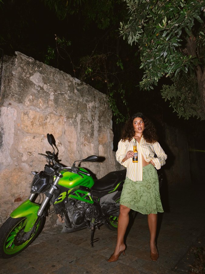 Instagram post by @letonpe for Corona. Caption reads: [...] lunesssssss 🌝🦎🌟 #thisisliving....