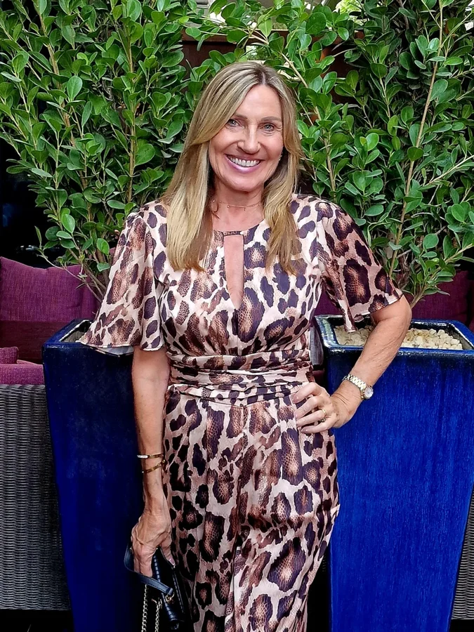 Instagram post by @tracys_fashion_style for Jewells. Caption reads: [...] (ad)
Gold necklace and earrings....