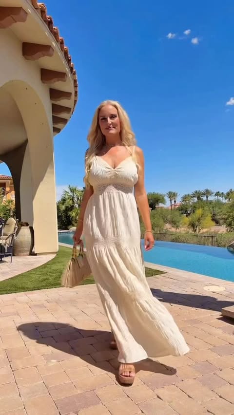 Instagram post by @lovinglifeinstyle for VICI COLLECTION. Caption reads: [...] link or shop here: #ad #vicicollection....