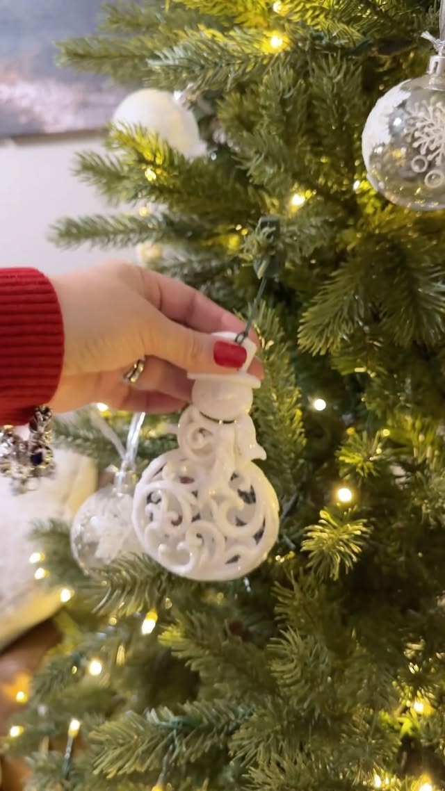 Instagram post by @cantinhonoseua for Ornament Anchor. Caption reads: [...] ornaments safe and secure with....