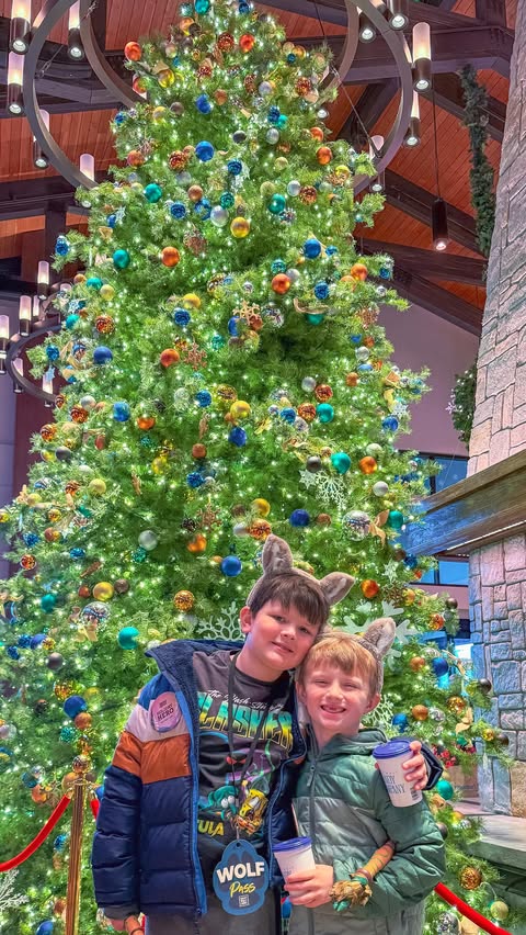 Instagram post by @makefoodlovely for Great Wolf Lodge. Caption reads: ❄️ 🎅 SNOWLAND AT #greatwolflodge 🎅 ❄️ 

there is....