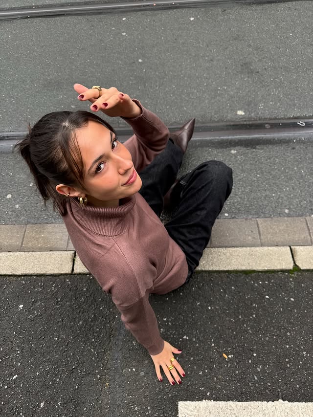 Instagram post by @wiktoria.ilk for Zeagoo. Caption reads: [...] the sidewalk is booked and busy 

ad||....