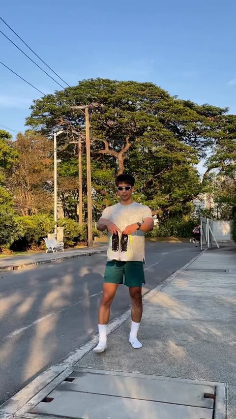 Instagram post by @momentum.fp for Under Armour. Caption reads: [...] 5,790 บาท

วางจำหน่ายเเล้วที่
📍Under Armour....