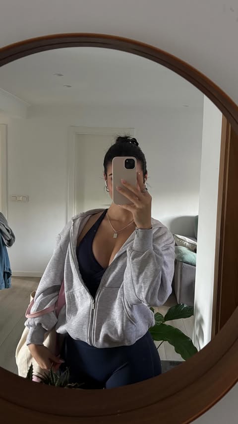 Instagram post by @intzabrit for Yeoreo. Caption reads: [...] (1 min rest between series)

wearing....