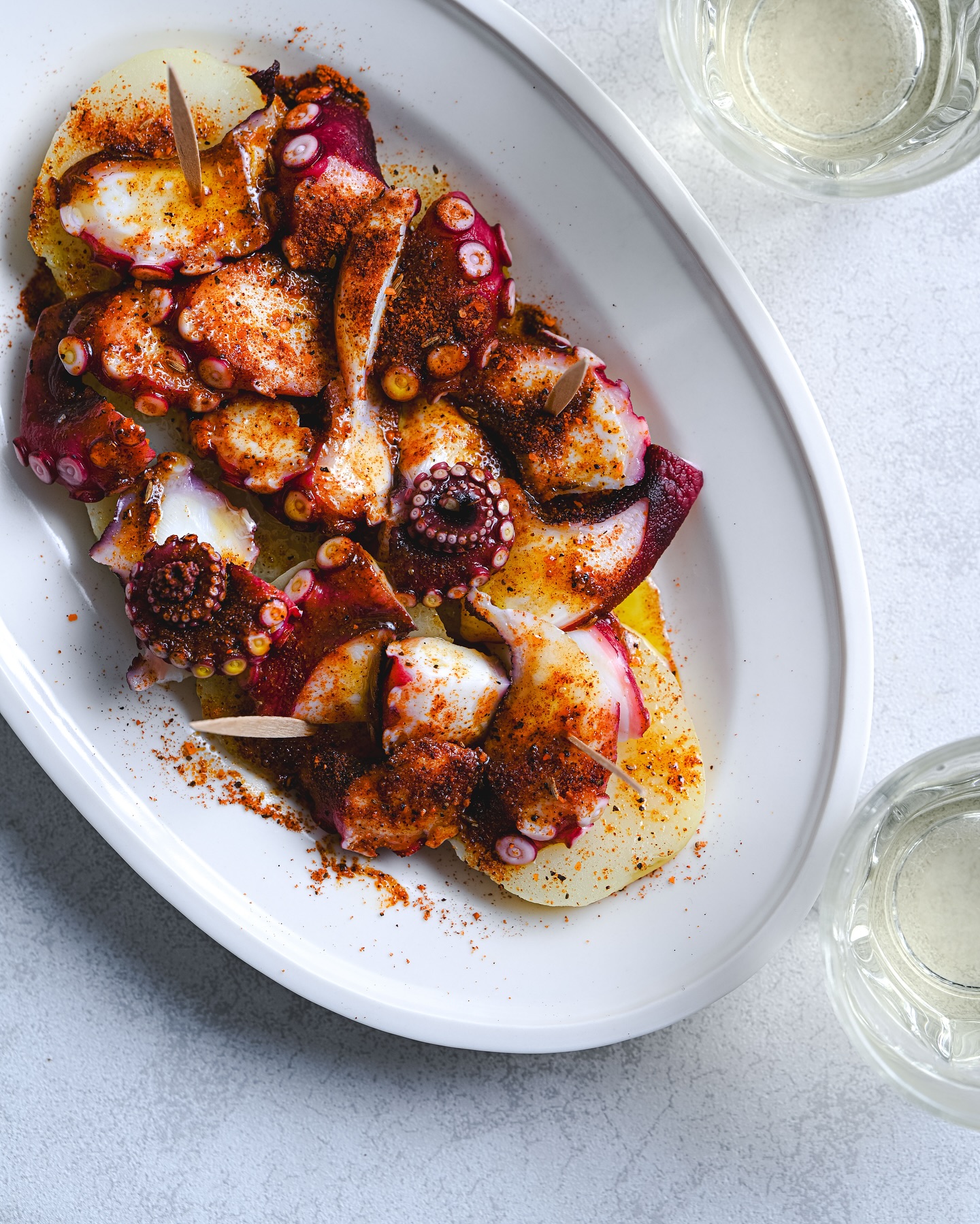 Instagram post by @tomoky_take for SPICE KINGDOM. Caption reads: .
BBQ用のスパイス「ドライラブ」を使った
スペイン料理のタコのガリシア風を🥂🐙

今回はスパ....