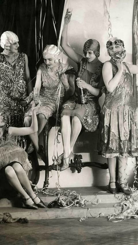 Instagram post by @ladyrouquette for BABEYOND. Caption reads: HAPPY NEW YEAR’S EVE ✨

Que ce soit festif ou....