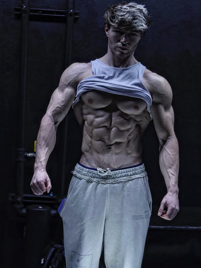 Instagram post by @bjarnson_fitness for DFYNE. Caption reads: Swipe for back and lower abs 
-
Wearing....