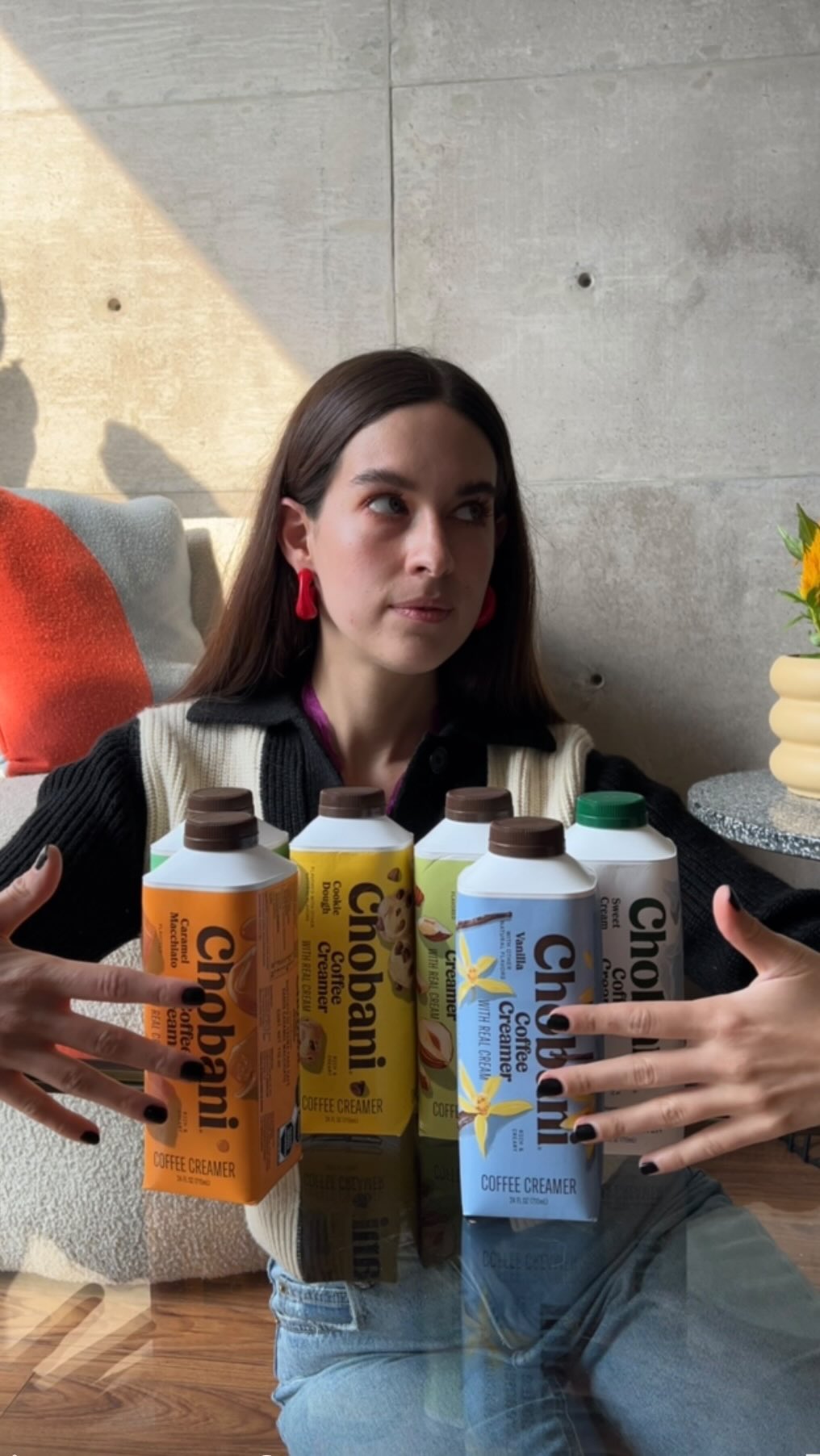 Instagram post by @siempremanola for Chobani. Caption reads: Los creamers que toda coffee lover necesita 🌈☕️🥛....