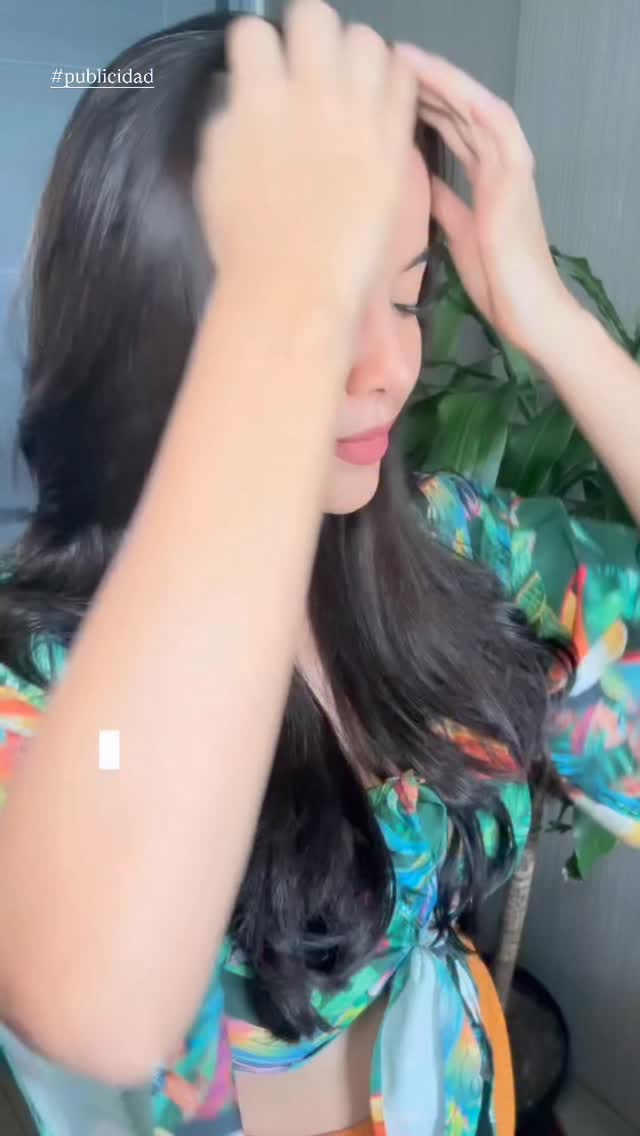 Instagram post by @gissellecarolinaa for Herbal Essences LA. Caption reads: Mi secreto revelado🙈 y es que con Herbal Essences....