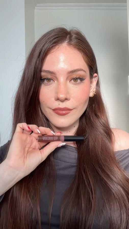 Instagram post by @rainbowflawless for Cyzone. Caption reads: [...] ponerle gloss a todo 💋✨

Glosses....