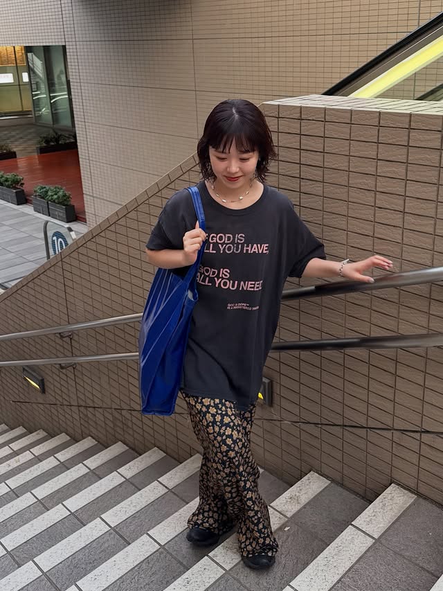 Instagram post by @omame__chaaan for 33club. Caption reads: @33club.jp 🪄 . 最近嬉しかったことは 三重で可愛いTシャツゲットできたこと！🐬....