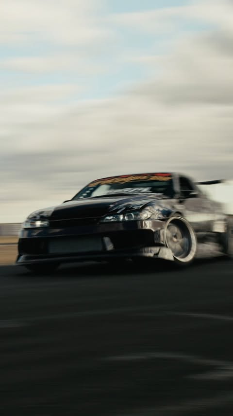 Instagram post by @oscarlwky for invideo. Caption reads: [...] and effects with ease ✅ Comment ‘invideo’ to....