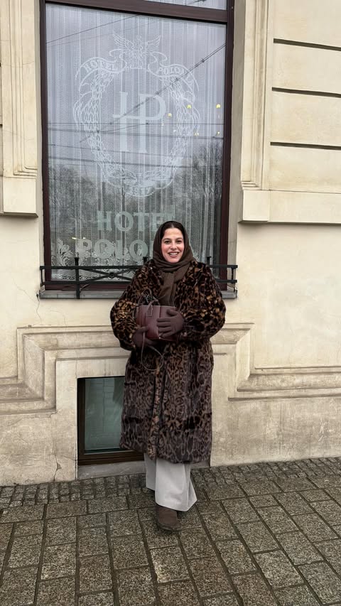 Instagram post by @vanessavacca_ for Le Tanneur. Caption reads: [...] pull, stivali e pelliccia @hm borsa....