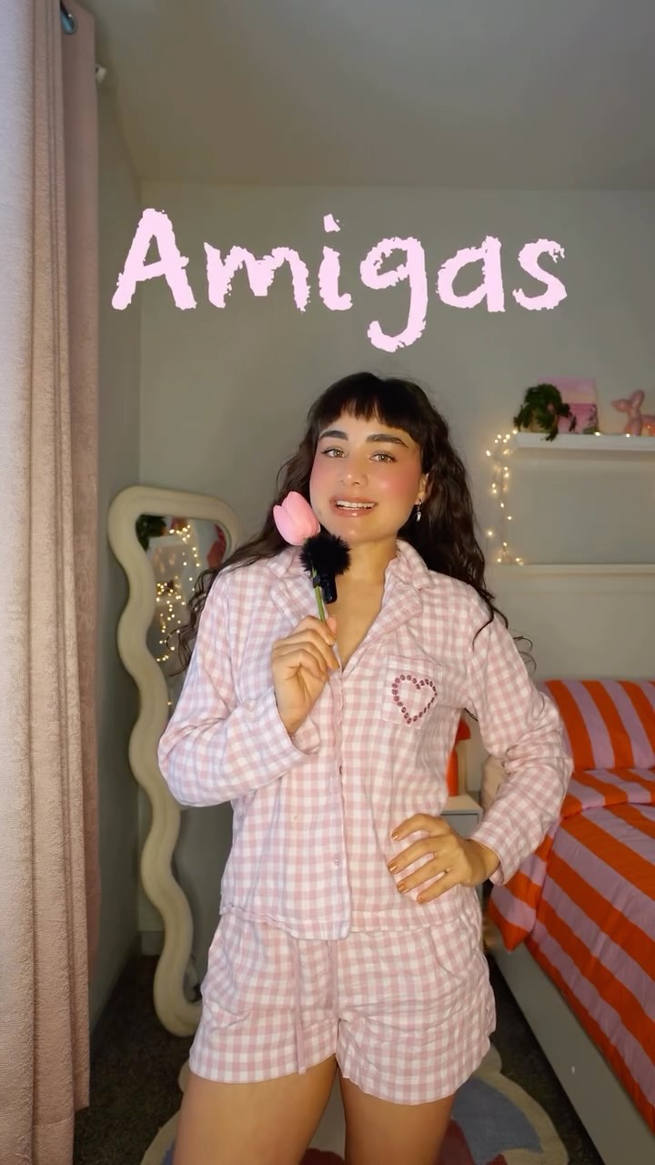 Instagram post by @lararrome for Moon Nude. Caption reads: [...] @moon.nude 
Code: LARA15D....