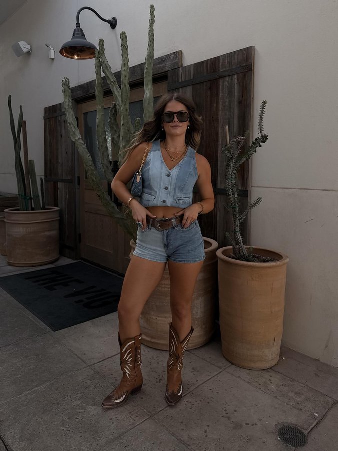 Instagram post by @juliastangler for Rock and Roll Denim. Caption reads: [...] kinda woman I likeee 

shop my fit....