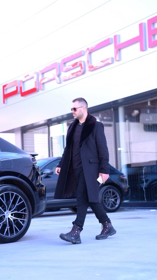 Instagram post by an influencer for Porsche. Caption reads: Yeni Porsche Macan! All elektric Porsche ⚡️ [...].