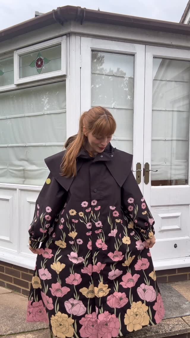 Instagram post by @ekinozel for FARM Rio. Caption reads: 😭❤️🌸 @farmrio 

#reklam #ad.