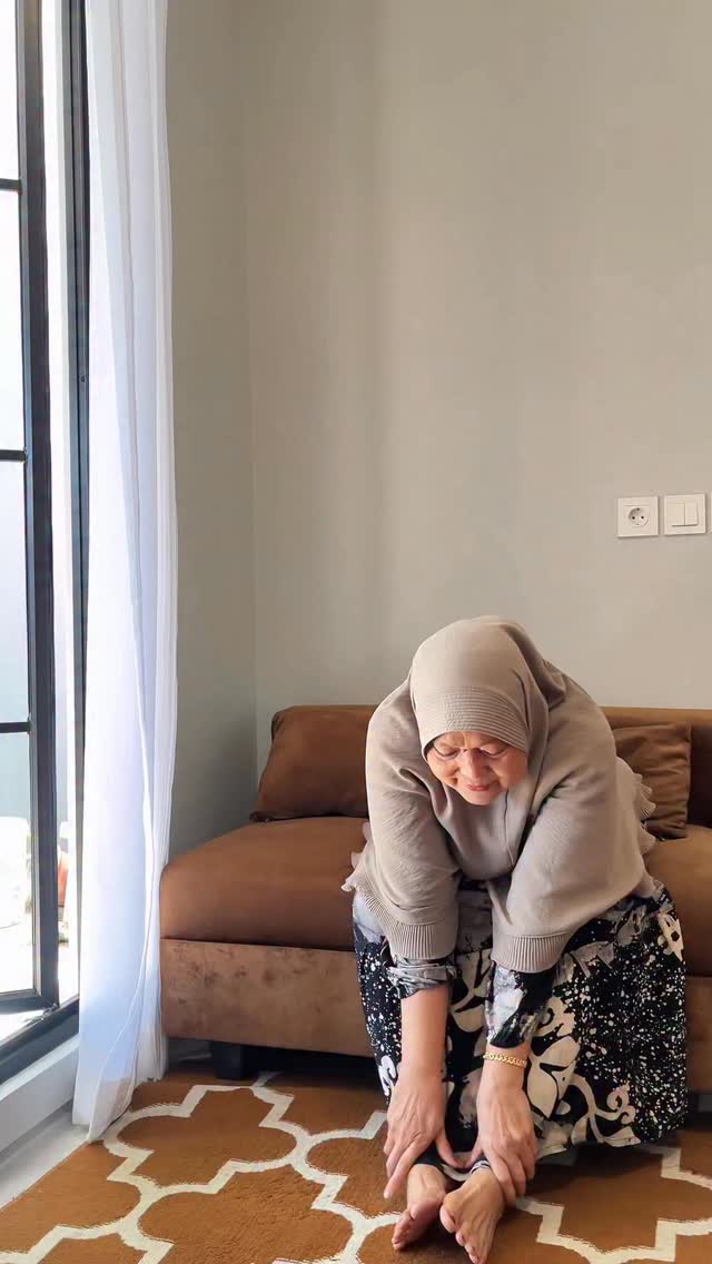 Instagram post by @lailatulmahmudahh for Ayriz Oil Indonesia. Caption reads: Masalah yang hampir dirasain sama semua orang....
