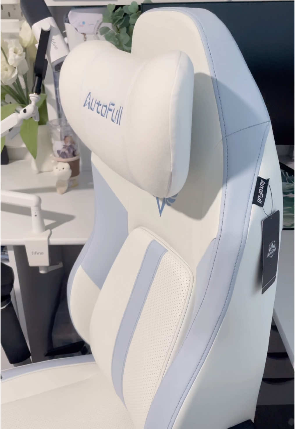 TikTok post by @0x1nina for AutoFull. Caption reads: [...] #setup #GamingSetup #blue #cute #soft....