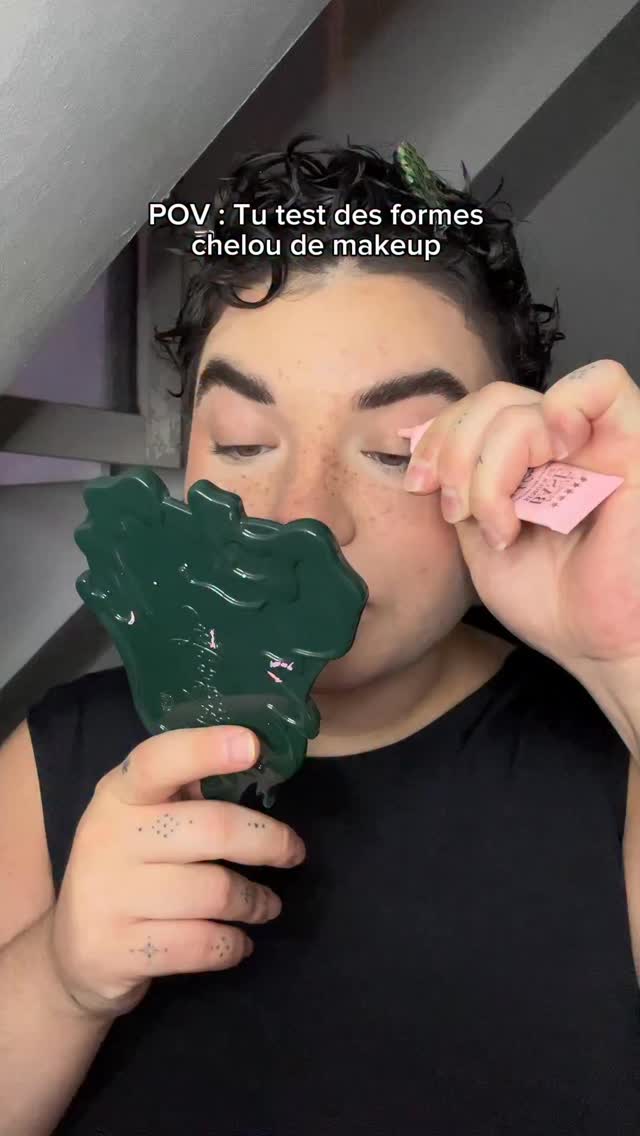 Instagram post by @_stayweiird for Essence Cosmetics. Caption reads: Les formes basiques ça va 2min 🤤☝️ 
•
•
Les....