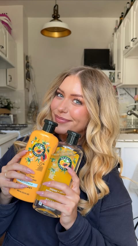 Instagram post by @kaylakane for Herbal Essences. Caption reads: [...] coupled up with Amaya Papaya ✨🍊....