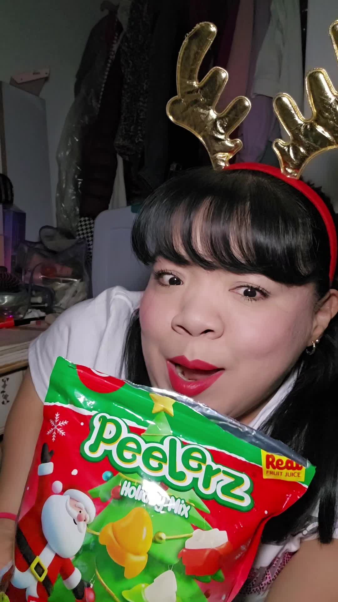 TikTok post by @ariwinehouse for Amos Sweets. Caption reads: [...] pelables edición Navideña🥰🎄✨️ @AMOS Sweets....