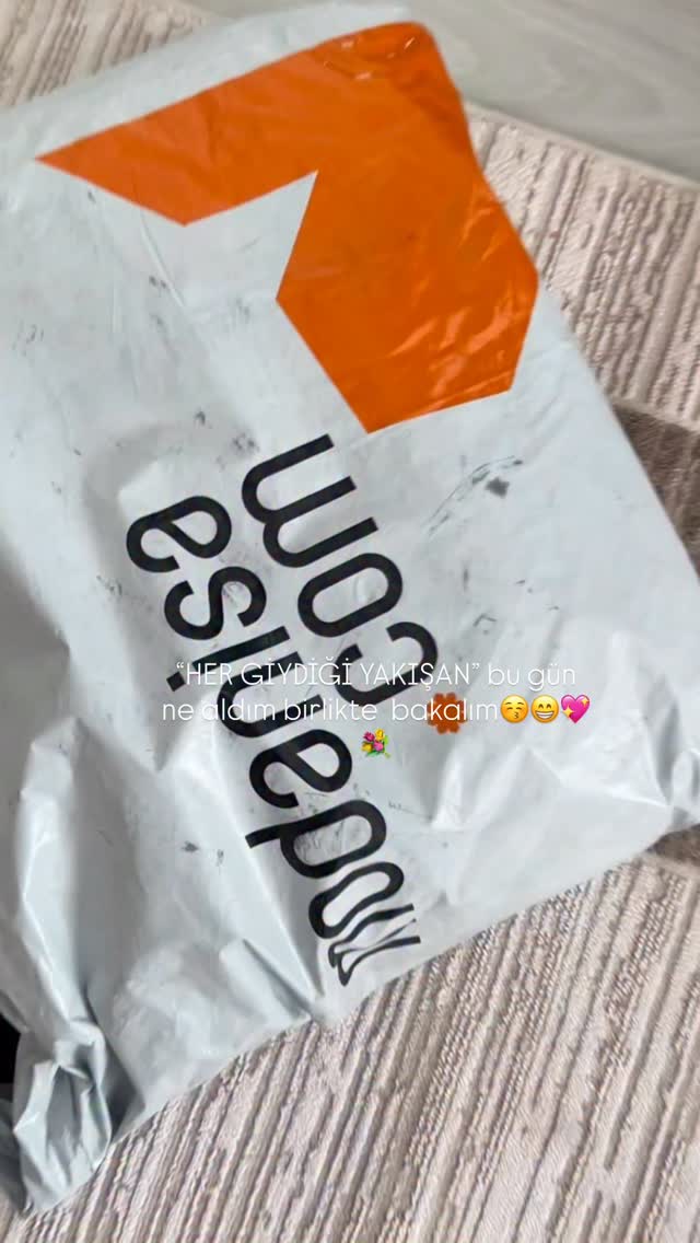 Instagram post by @zehragiibi for Modanisa. Caption reads: Linkledim hikayeye😘😘
#reklám.