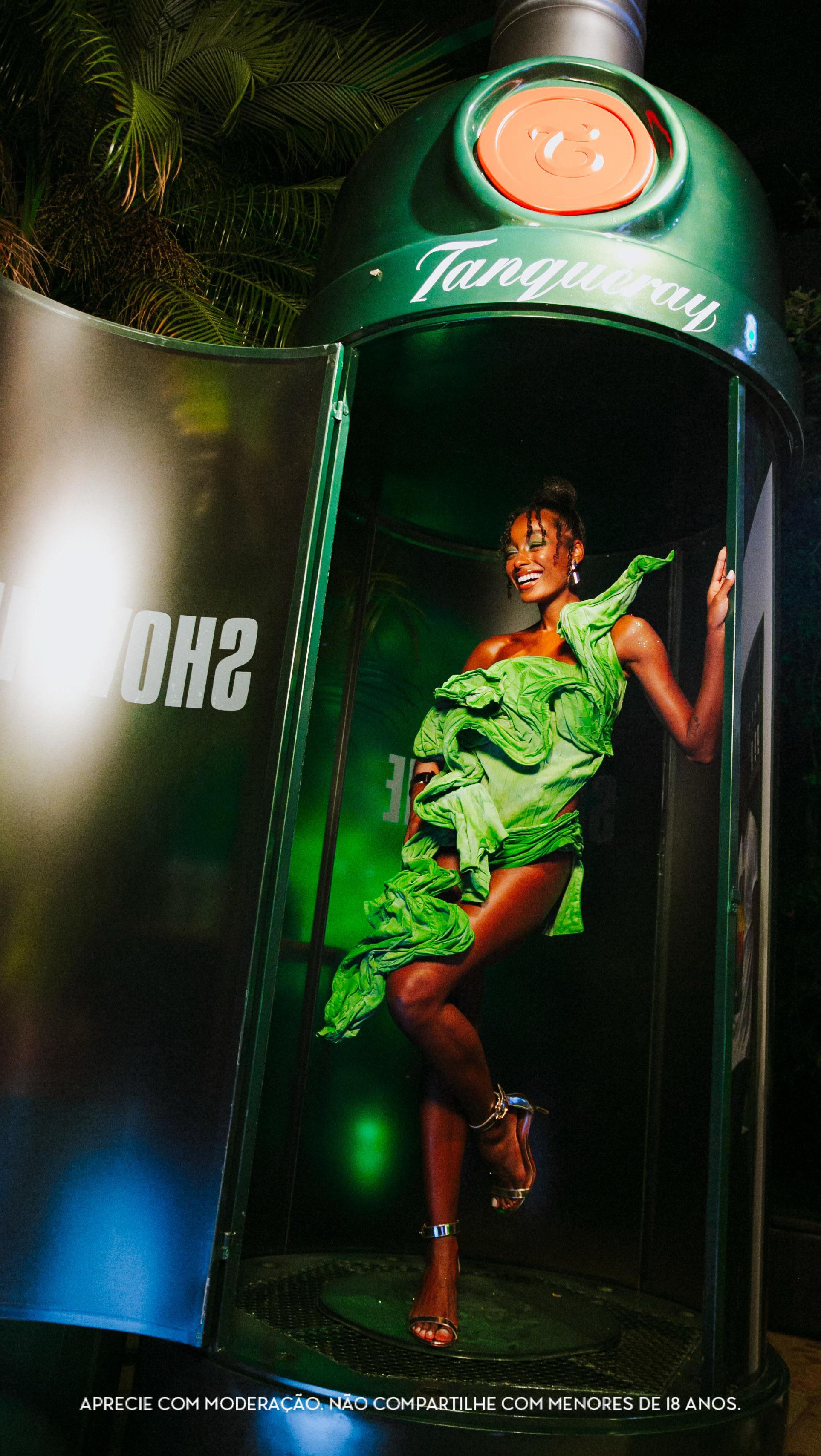 Instagram post by @talitaoliveiiira for Tanqueray. Caption reads: #It’s showtime! Vivendo o melhor do....