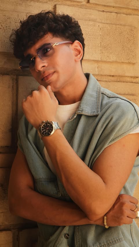 Instagram post by @kaizervaghela for Swatch. Caption reads: [...] doesn’t choose sides. It styles both.⌚....