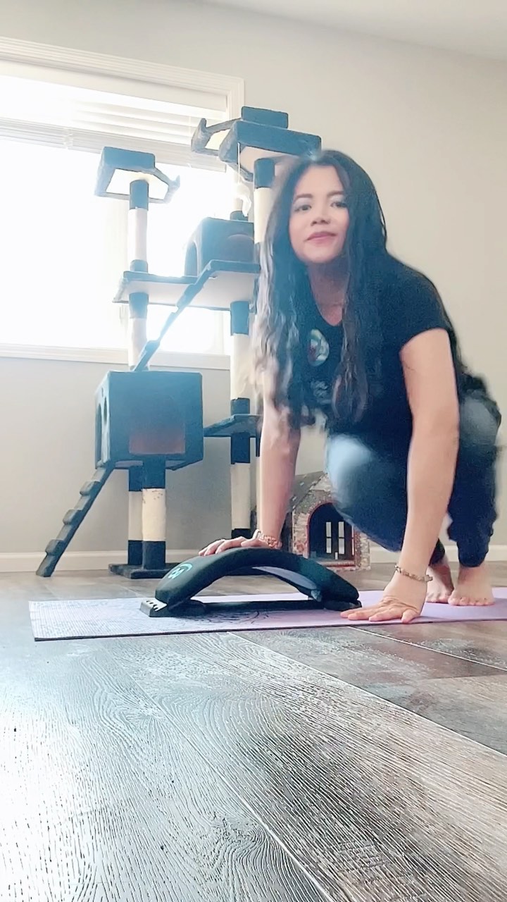 Instagram post by @etherealpetite for Everlasting Comfort. Caption reads: #ad #sittingisthenewsmoking 
Want a quick back....