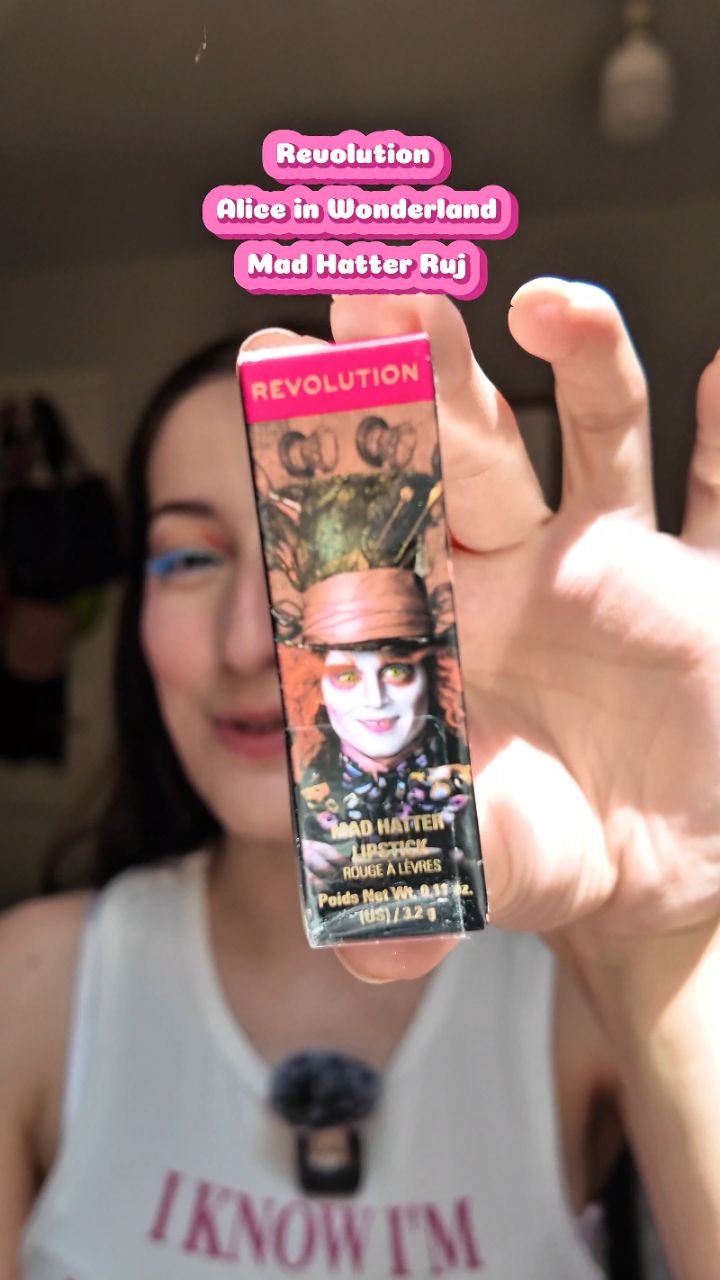 Instagram post by @edc.shares for Watsons. Caption reads: Fuşya ruj bir ikondur💅 
Revolution Alice in....