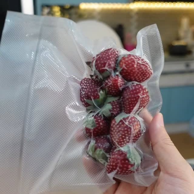 Instagram post by @idealifeonline.resep for idealifeonline. Caption reads: 🍓 Vakum Stroberi Biar Gak Cepet Busuk? Coba Pakai....