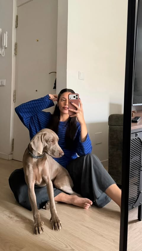 Instagram post by @beetraveller_ for LEVEL8. Caption reads: [...] viaje. ¡Mi equipaje favorito de....