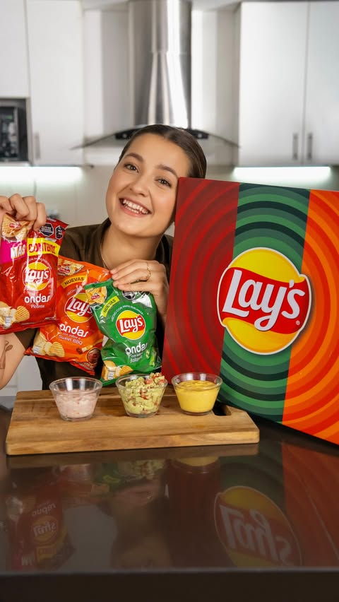 Instagram post by @majoconsabor for Lay's. Caption reads: ¿Cual de todas estas salsas es tu onda? Respondan....