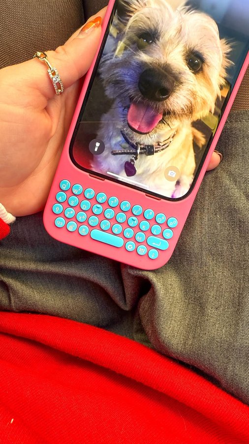 Instagram post by @washingtonkelly for Clicks. Caption reads: [...] buttons again? 👀
Meet my new BFF: the....