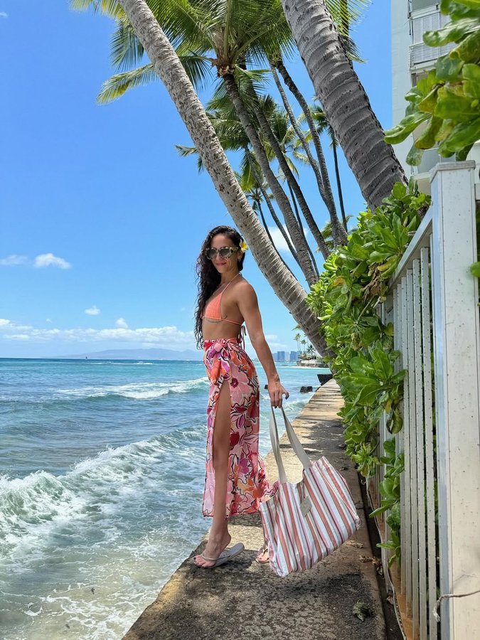 Instagram post by @muybienchien_ for ALOHA Collection. Caption reads: [...] beach day essentials from the....