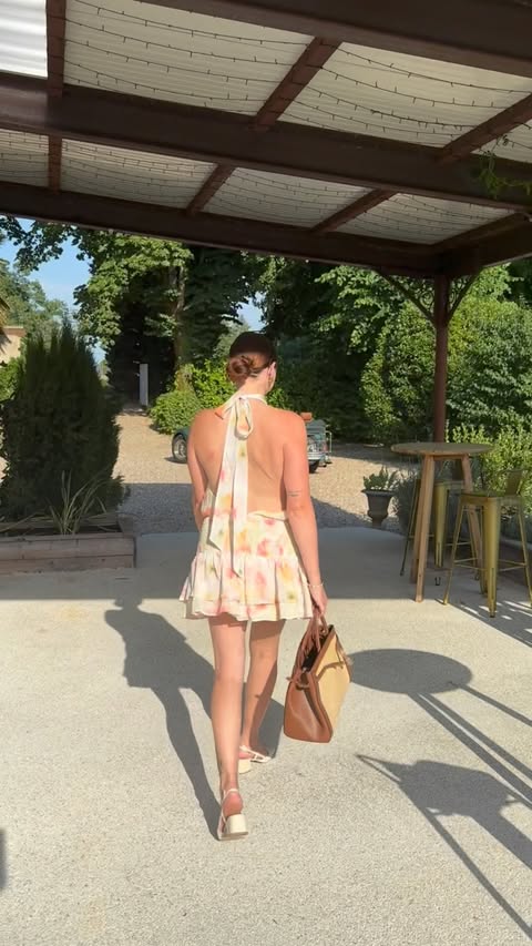 Instagram post by @estherbbt for DeMellier. Caption reads: [...] Chaussures : @jonak (offertes) Sac :....