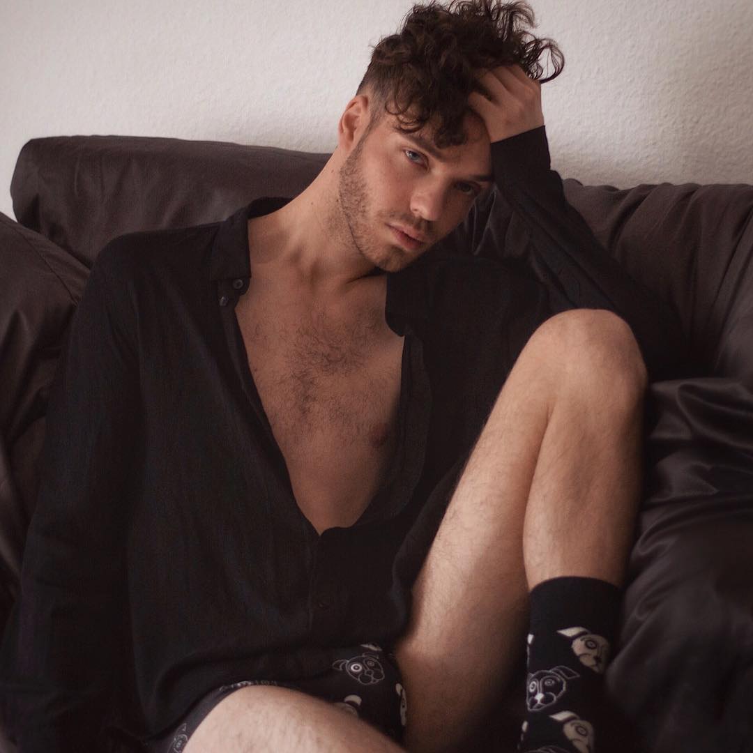 Instagram post by @heyitsnikx for Happy Socks. Caption reads: #ad happy socks - happy sunday! there‘s nothing....