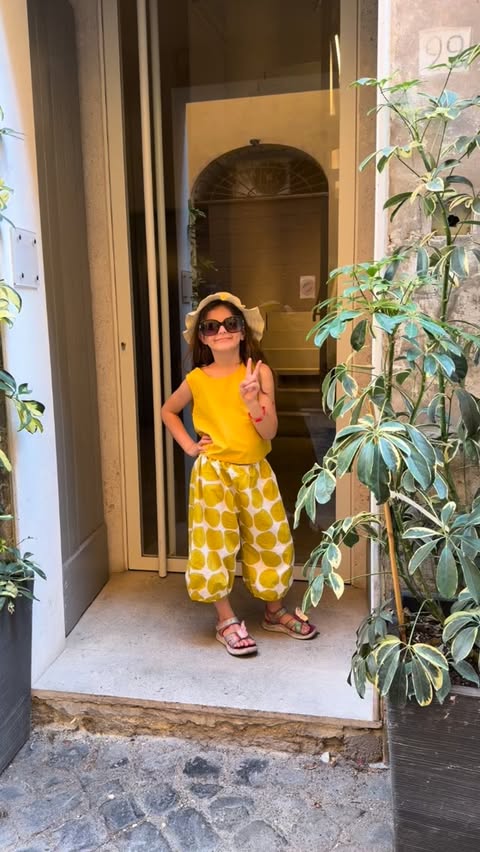 Instagram post by @quinnfluencee for Miniolie. Caption reads: [...] in her own golden world 🌼 #add #miniolie....
