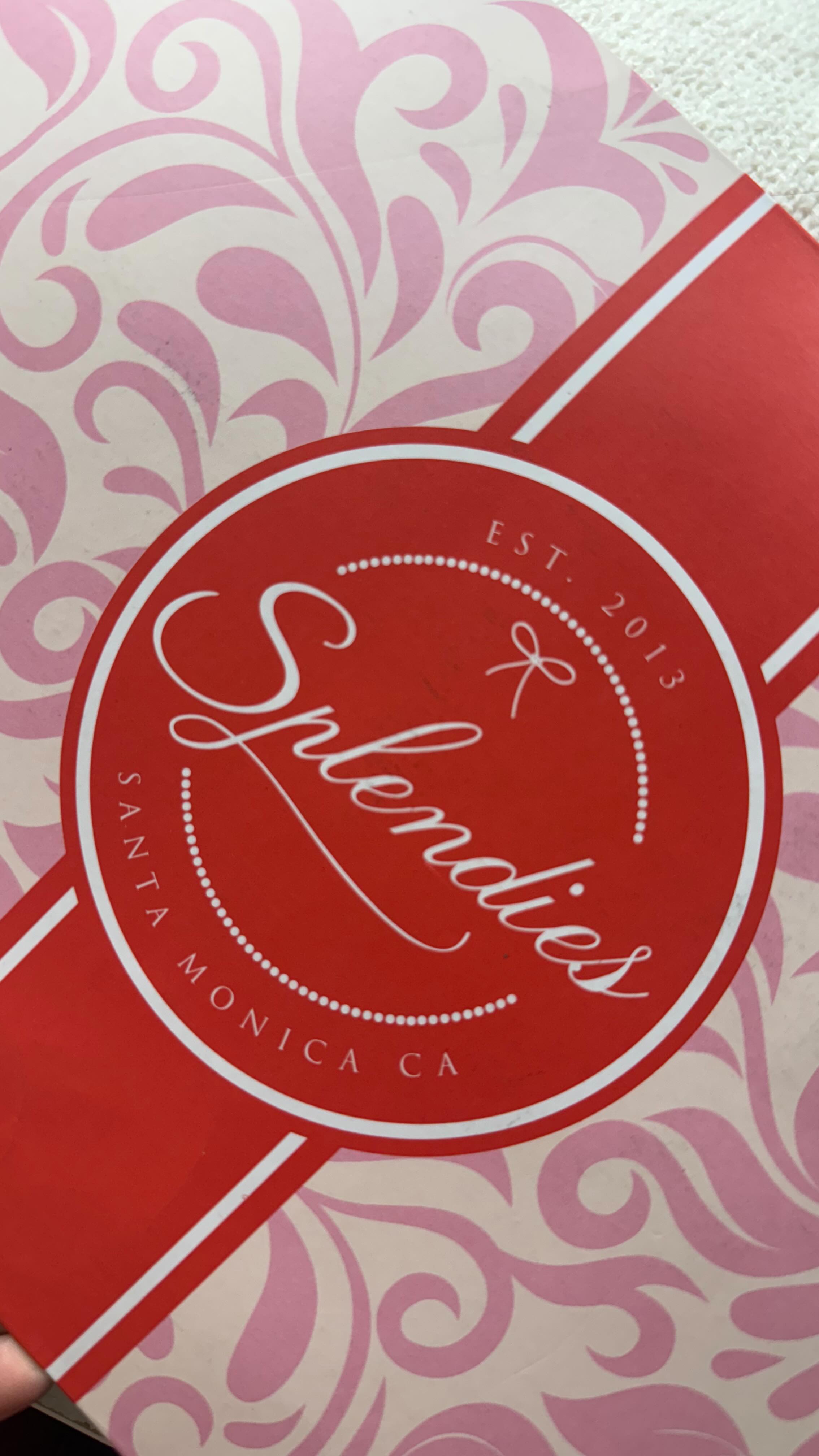 Instagram post by @xosantosss for Splendies. Caption reads: [...] and delivered right to my door 💌
@splendies....