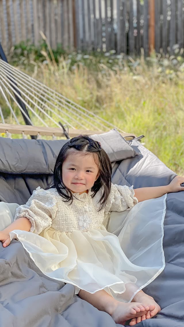 Instagram post by @chloievo.official for SUNCREAT OUTDOOR. Caption reads: [...] and cozy fabric hammock. Thank you....